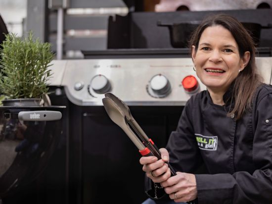 Am Grill macht ihr keiner etwas vor: Bettina Licht aus Ettlingen grillt täglich für ihre Familie – und ist als „Grillfluencerin“ ein Star im Internet. 