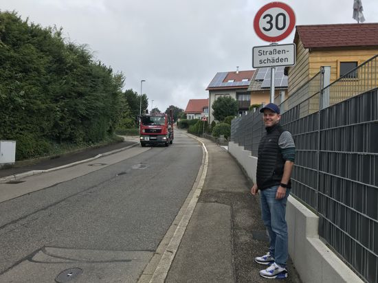 Die Lkw rauben ihm den Schlaf: Björn Basler steht an der Schluttenbacher Straße in Schöllbronn, auf der viele Schwerlaster zwischen Ettlingen und dem Albtal passieren. Aktuell gilt dort Tempo 30 – aber nur bis die Straße saniert wird.