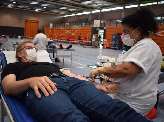 Bei der Blutabnahme: 160 Personen kamen zum jüngsten Blutspendetermin des Deutschen Roten Kreuzes in Bruchhausen.