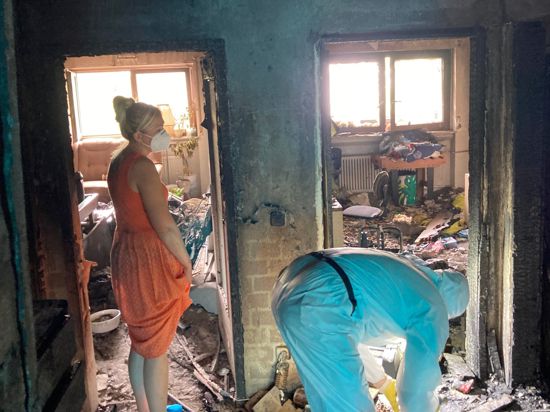 Eine tränenreiche Rückkehr ist es, als Mutter Livia Bilinc nach dem Feuer wieder in die ausgebrannte Wohnung kommt.