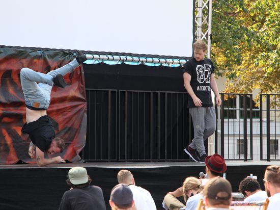 Zwei junge Männer auf einer Bühne