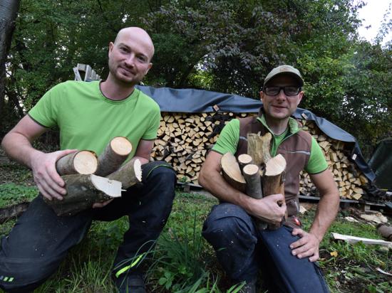 Begehrte Ware: Sebastian (rechts) und seinem Bruder Alexander Lusch wurde das Brennholz dieses Jahr regelrecht aus den Händen gerissen. Bereits nach zwei Wochen war in dem kleinen Betrieb, in dem die Baumpflege des Kerngeschäft ist, alles ausverkauft.