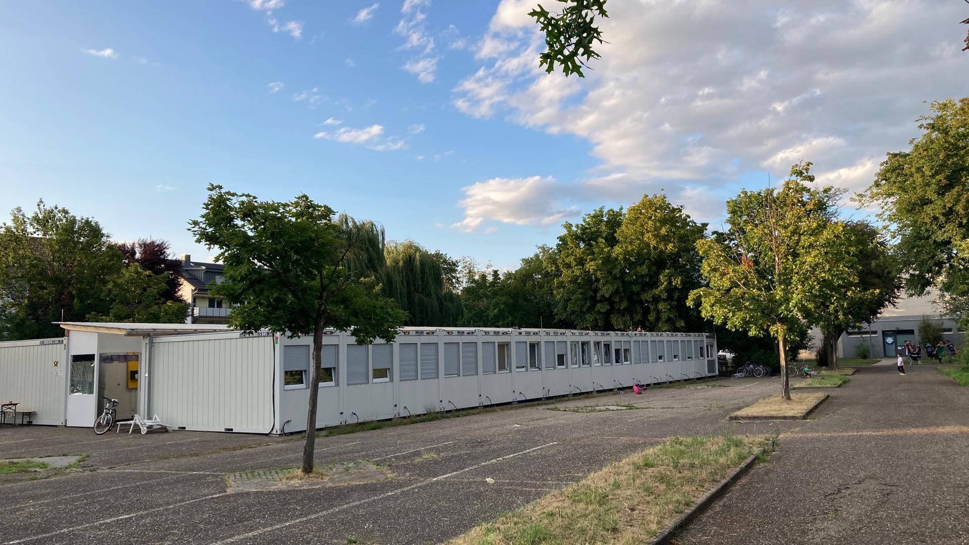 Die Container-Unterkünfte für Flüchtlinge belegen frühere Parkflächen an der Franz-Kühn-Halle in Bruchhausen.