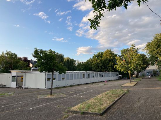 Die Container-Unterkünfte für Flüchtlinge belegt frühere Parkflächen an der Franz-Kühn-Halle in Bruchhausen.