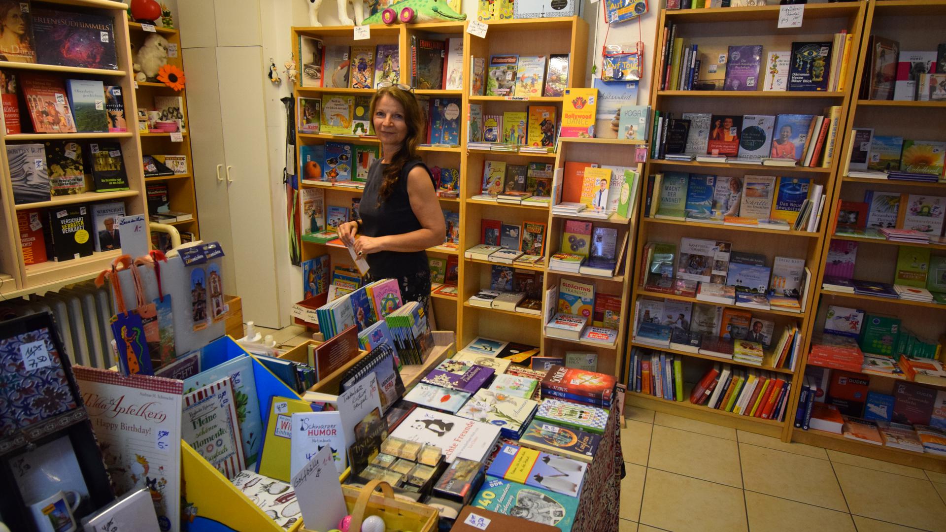 Buchhändlerin Andrea Wuttke-Haertel steht in ihrer Buchhandlung „Buchfixx” in Ettlingen.