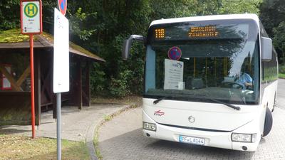 Bus steht an einer Haltestelle beim Klinikum in Langensteinbach