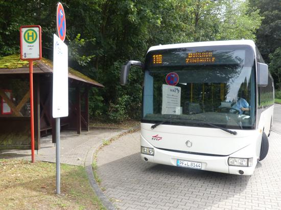 Bus steht an einer Haltestelle beim Klinikum in Langensteinbach