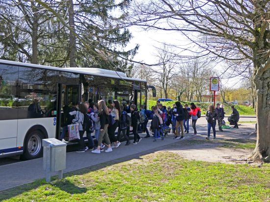 Viel los in den Bussen: Bei einigen Fahrten des Schülerverkehrs, wie hier am Schulzentrum Horbachpark im März 2020, herrscht großer Andrang. Zur Entlastung bietet der KVV jetzt mehr Fahrten an. 