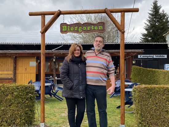 Elke und Peter Meffert würden gerne wieder Gäste im Biergarten des Campingstüble begrüßen.