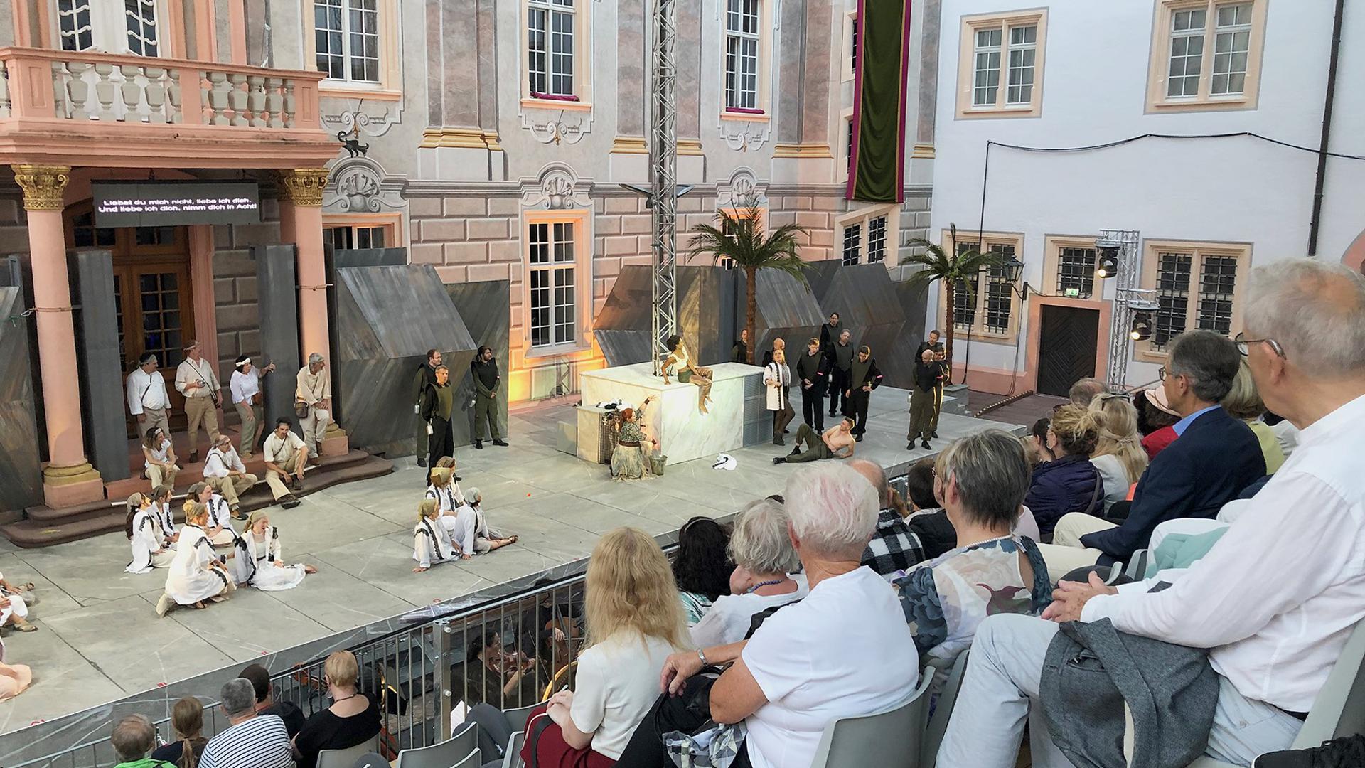Die Zuschauer einer Vorstellung von „Carmen“ bei den Schlossfestspielen Ettlingen verfolgen das Geschehen auf der Bühne.