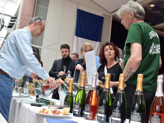 Hielt bis zum Ende durch: Beim Winzerbetrieb Jacquinot konnte auch am Samstagabend bis zum Schluss verkostet werden, wenn auch nicht alle Champagner noch verfügbar waren.