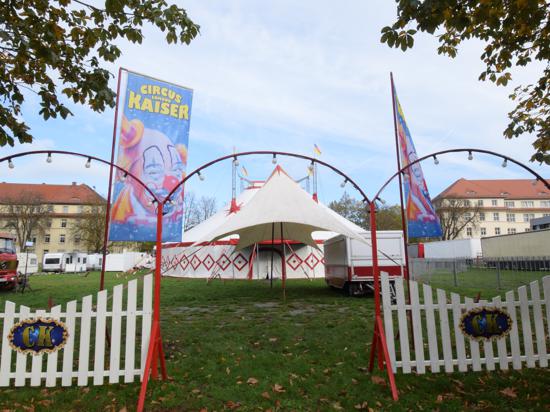 Das Zelt des Circus Edmund Kaiser steht auf dem Dickhäuterplatz in Ettlingen.