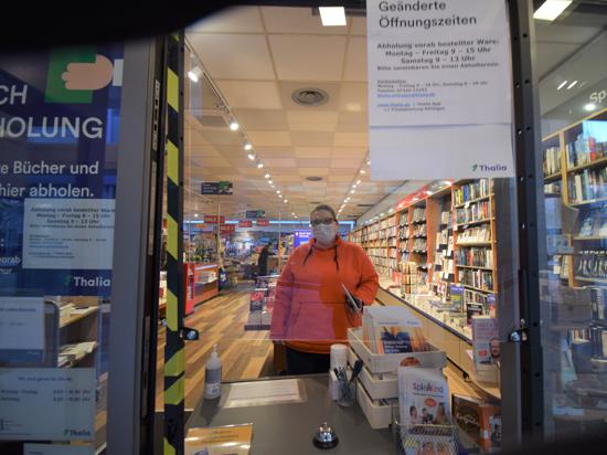 Guten Mutes: Für Sylvia Donath von der Thalia Buchhandlung in Ettlingen ist das Geschäft mit der Abholung von Büchern ganz gut angelaufen. 