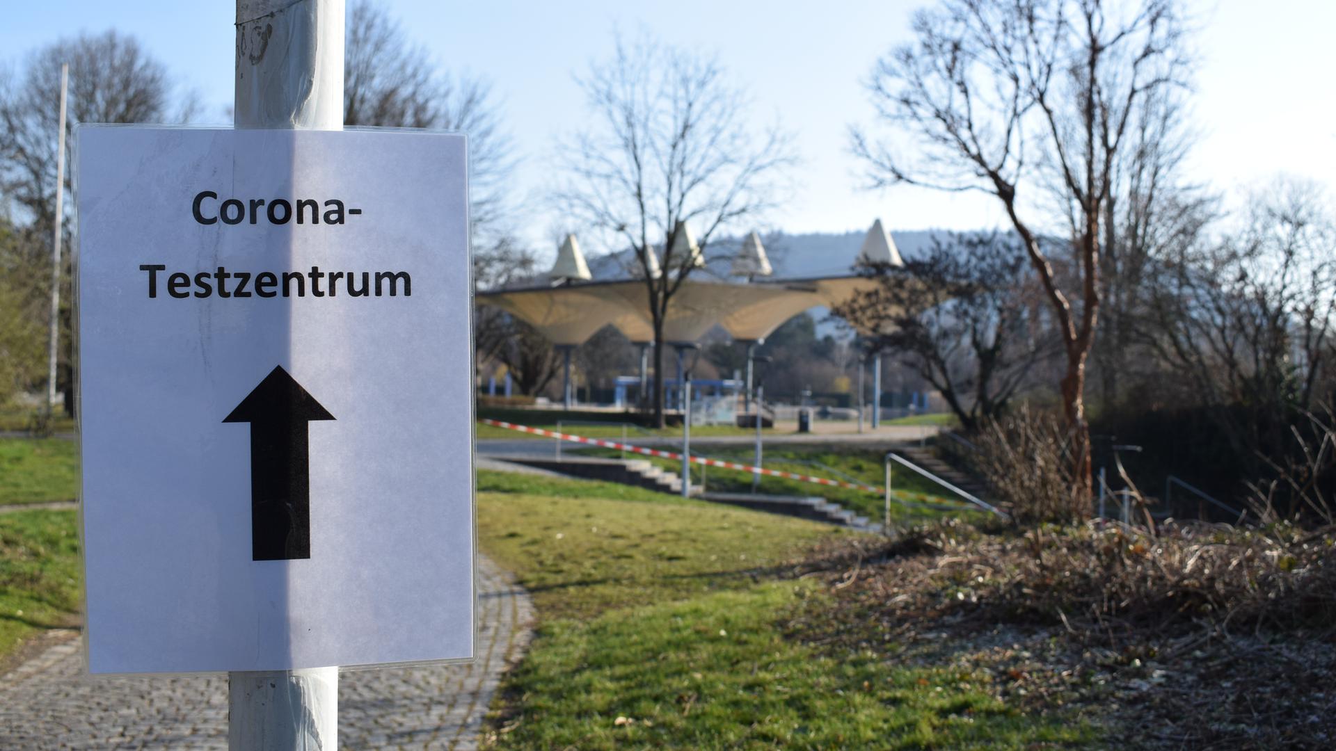 Schilder weisen den Weg: In der Albgauhalle am Horbachpark hat die Stadt Ettlingen ein Corona-Testzentrum eingerichtet.
