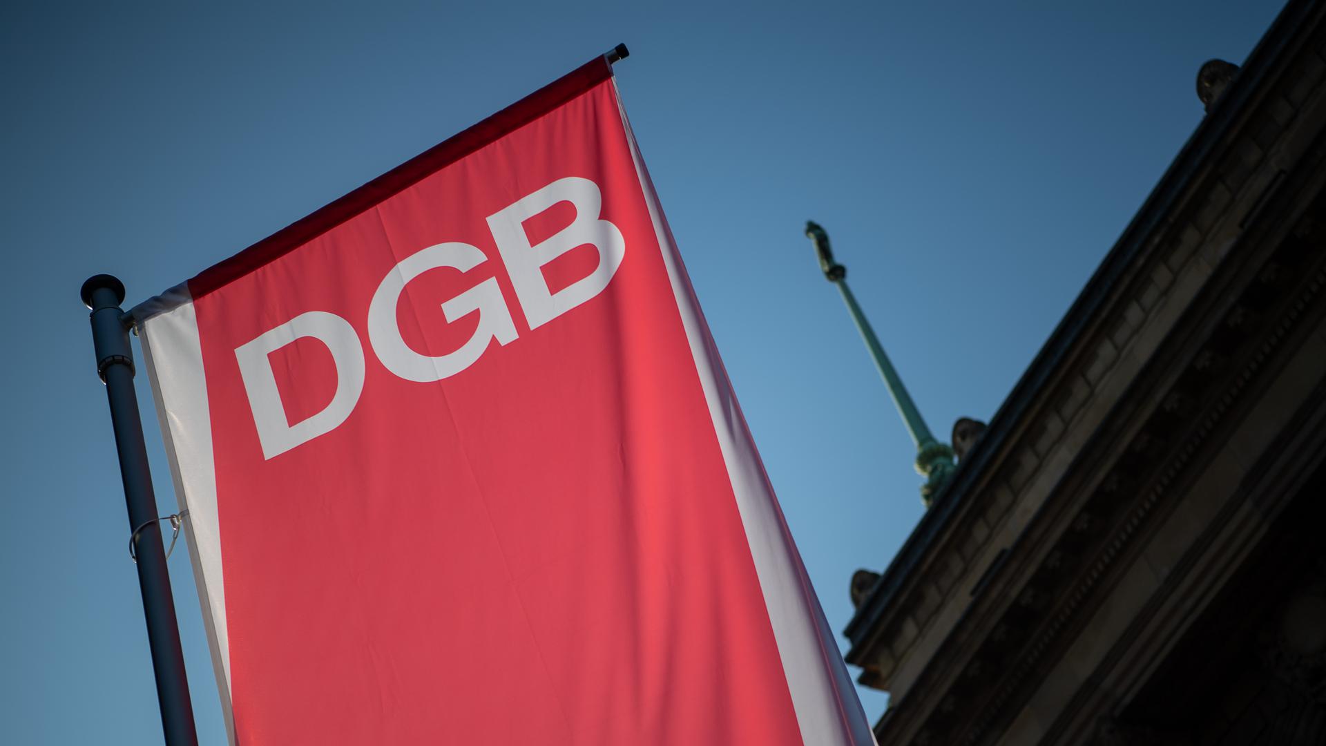 Die Fahne des Deutschen Gewerkschaftsbundes (DGB) weht vor einem Haus.