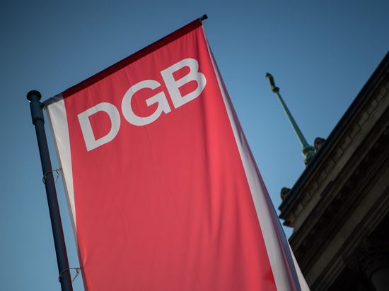 Die Fahne des Deutschen Gewerkschaftsbundes (DGB) weht vor einem Haus.