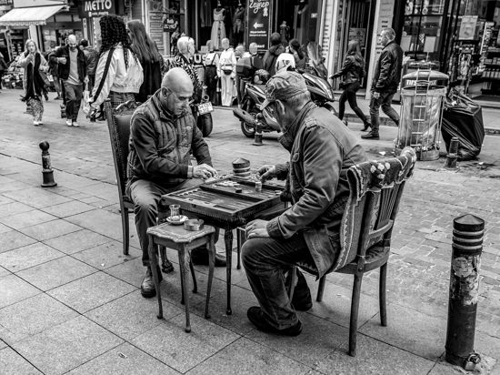 Menschern beim Backgammon. 