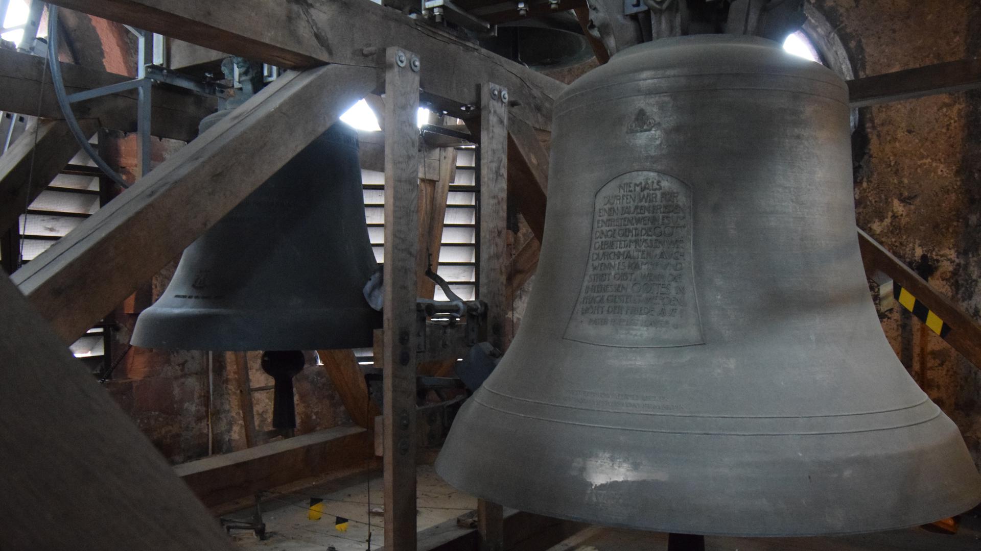 Zwei Glocken im Glockenstuhl von Sankt Martin Ettlingen.