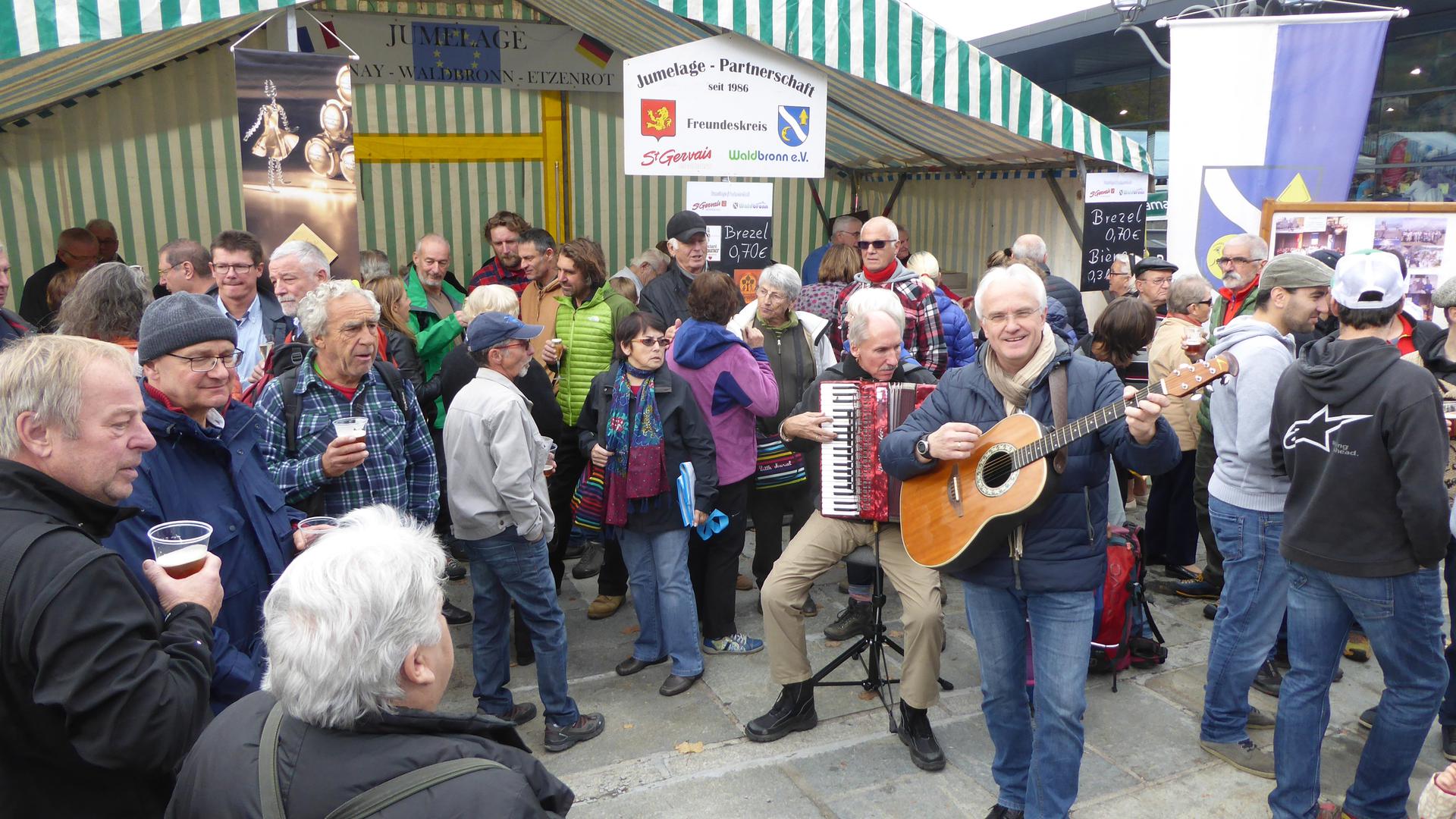 Gesellige Zusammenkunft: Die Musiker der Heimatstuben Waldbronn auf dem Viehmarkt in der Partnerstadt St. Gervais im Jahr 2015.