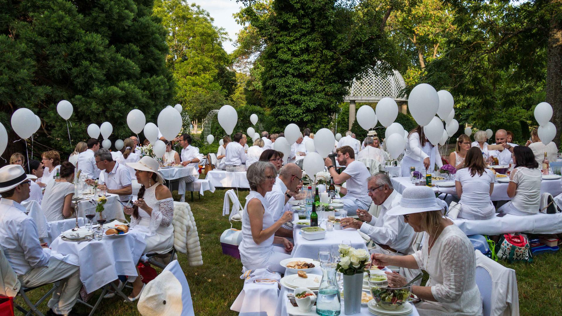 Ganz in Weiß und unter freiem Himmel: Beim„Dîner en blanc“ kommen Menschen zum gemeinsamen Picknick zusammen.