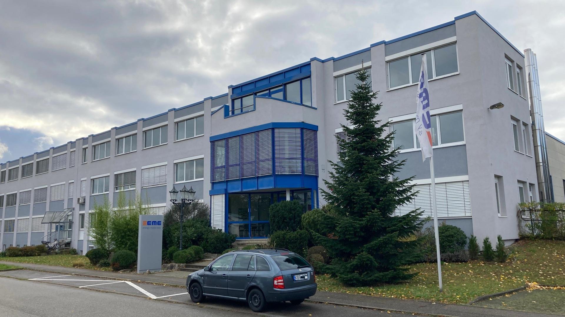 Firmengebäude mit Firmenfahne in Ettlingen