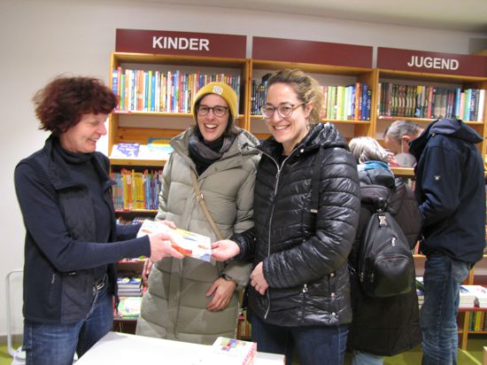 Geschenkklassiker: Lesefutter holen bei Buchhändlerin Monika Hirsch (von links) die Freundinnen Sonja Rappold und Yvonne Schultis.