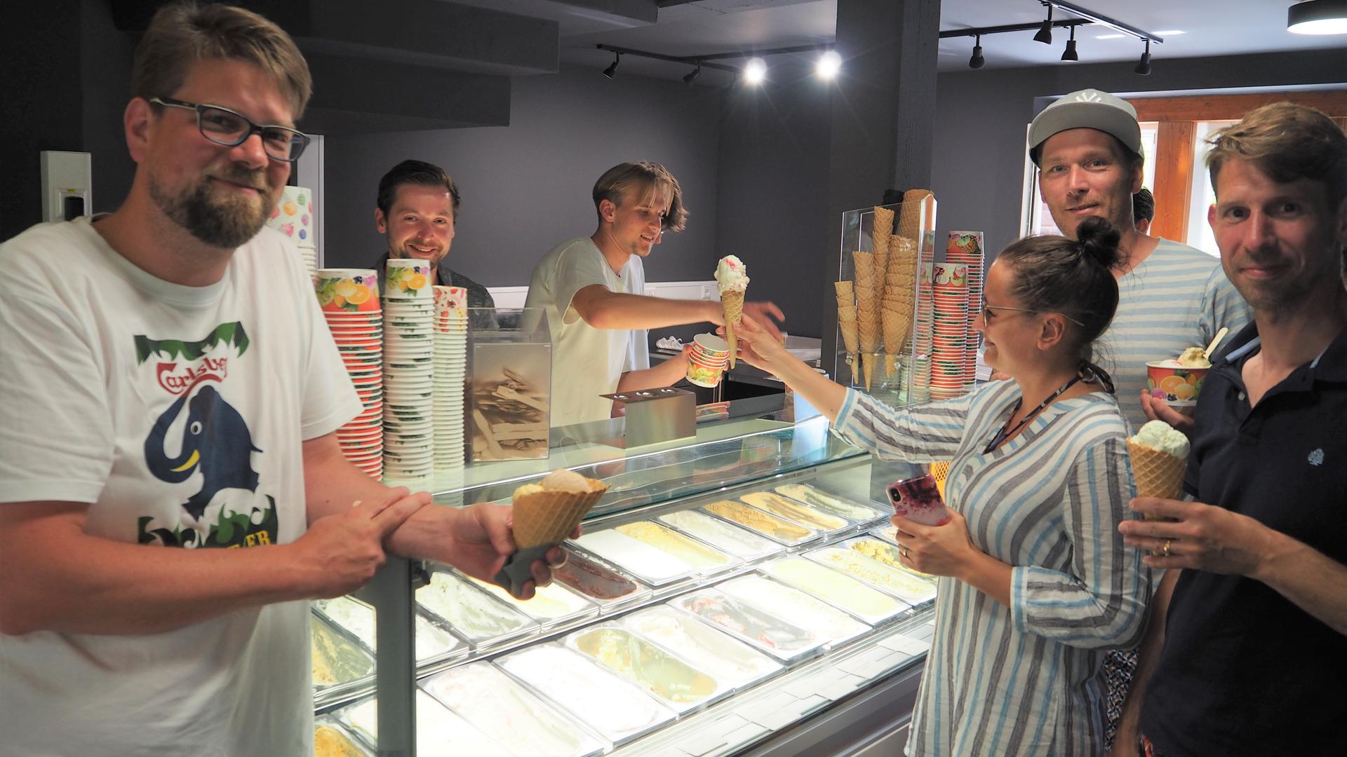 Egal, denn im neu eröffneten Eisladen von Marco Lichtenfells (hinten) kommen Eisliebhaber in jedem Fall auf ihre Kosten.