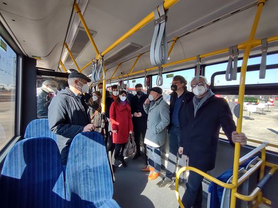Ministerielle „Stromerfahrt“: Verkehrsminister Winfried Hermann (Dritter von rechts) informierte sich im E-Bus über nachhaltige Elektro-Mobilität im Landkreis Karlsruhe.