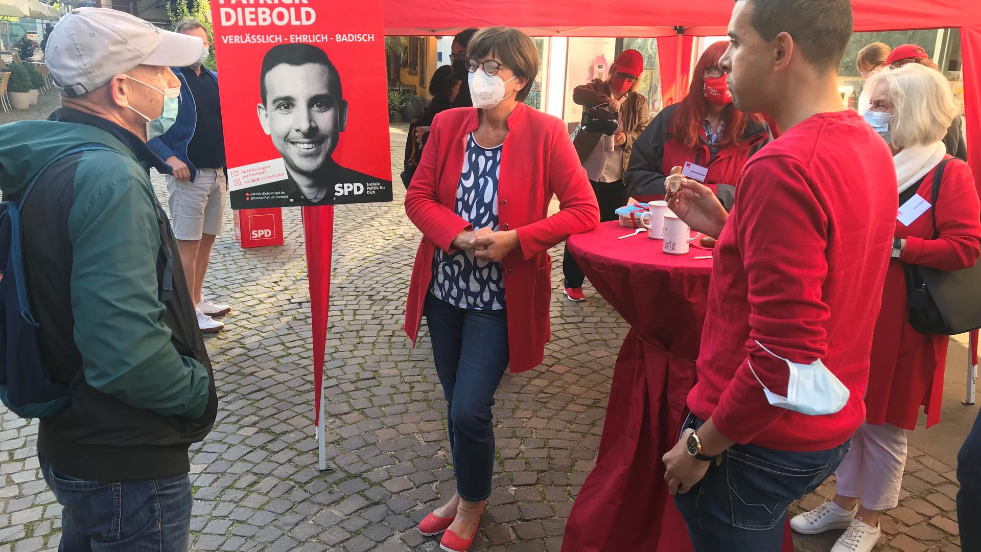 Im Gespräch: SPD-Co-Chefin Saskia Esken (Mitte) und der Ettlinger Bundestagskandidat Patrick Diebold )rechts) stellen sich auf dem Rathausplatz den Fragen der Passanten.
