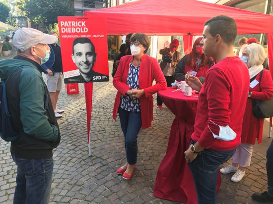 Im Gespräch: SPD-Co-Chefin Saskia Esken (Mitte) und der Ettlinger Bundestagskandidat Patrick Diebold )rechts) stellen sich auf dem Rathausplatz den Fragen der Passanten.