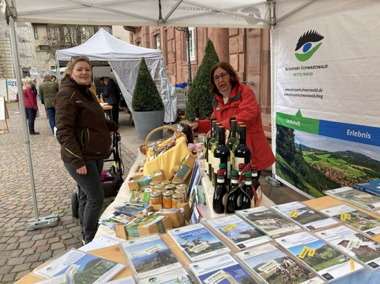 Spannende Gesprächspartnerin: Schwarzwald-Guide und Stadtführerin ist Friederike Stertz (rechts). Beim Naturpark-Markt plaudert sie mit Cathleen Merkel, die regelmäßig mit Alpakas und Gästen auf Tour geht.