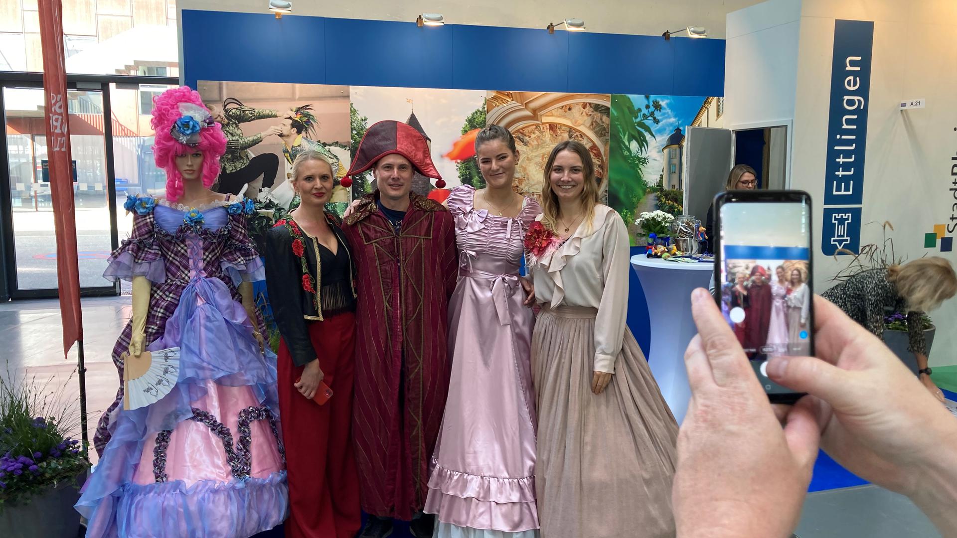 Aufgehübscht: Am Ettlinger Stand schlüpft Benjamin Battaglia (Bildmitte) in ein Kostüm der Schlossfestspiele. Umrahmt wird er von Julia Seele (von links), Katharina Fempel und Luisa Kull.