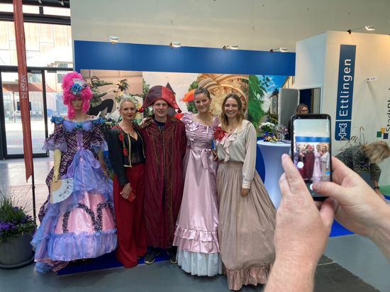 Aufgehübscht: Am Ettlinger Stand schlüpft Benjamin Battaglia (Bildmitte) in ein Kostüm der Schlossfestspiele. Umrahmt wird er von Julia Seele (von links), Katharina Fempel und Luisa Kull.