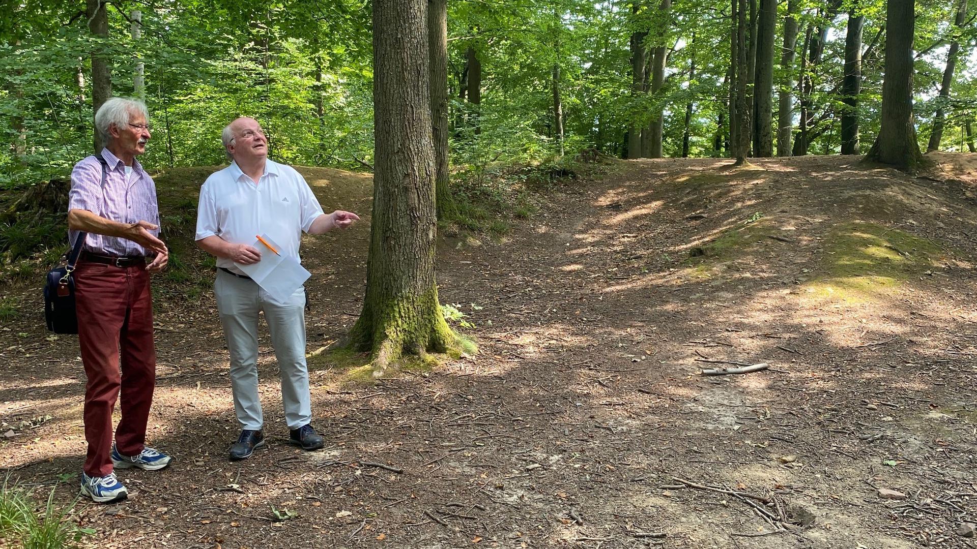 Dieter Stöcklin und BNN-Leser Rüdiger Zoller stehen im Wald in Ettlingen Spessart und unterhalten sich. Hier sollen noch einige Überreste der Verteidigungslinie „Ettlinger Linien” zu finden sein.