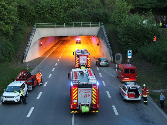 Tunneleinfahrt + Feuerwehr
