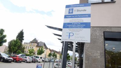 Ein Hinweisschild der Firma Fair Parken erklärt am Parkplatz Oberes Albgrün in Ettlingen die Regeln, die auf dem Platz gelten