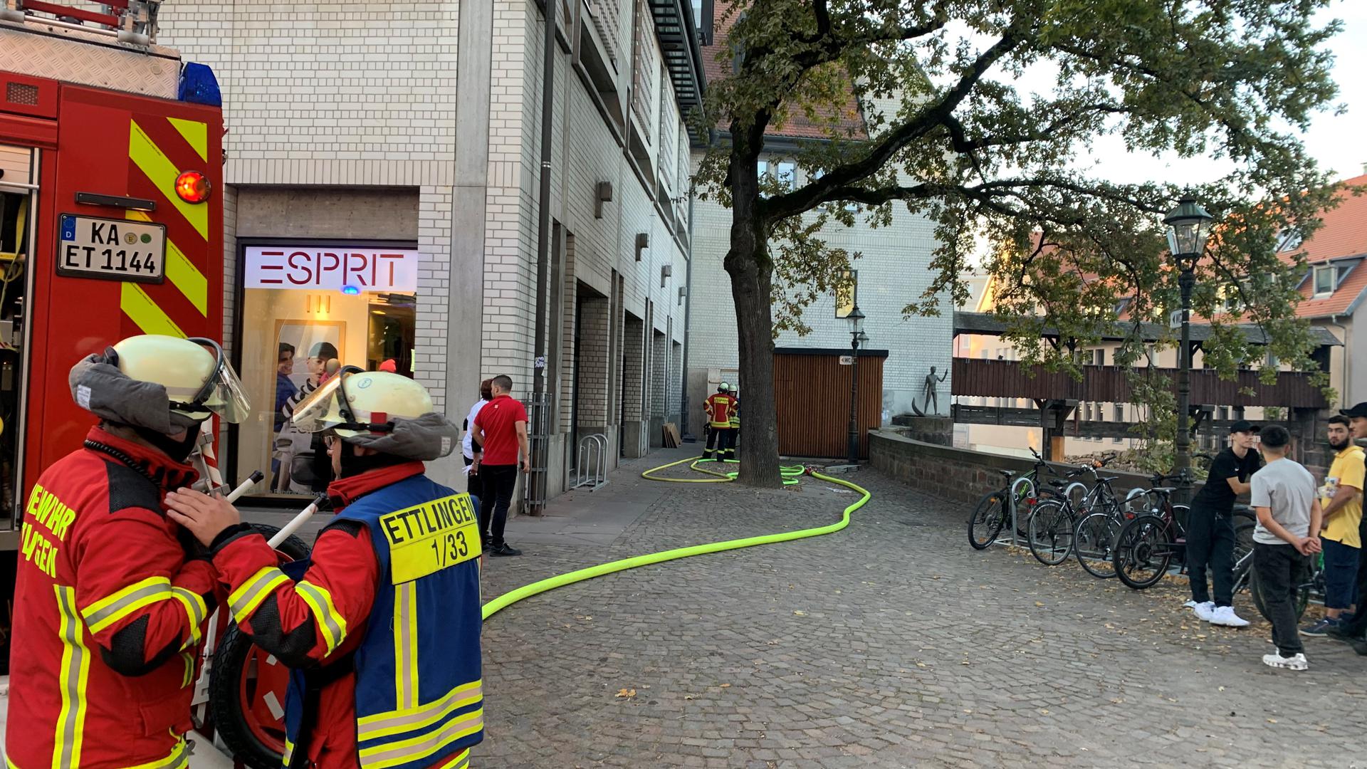 Die Ettlinger Feuerwehr hatte den Brand auf der rückwärtigen Seite des Kaufhauses schnell unter Kontrolle.
