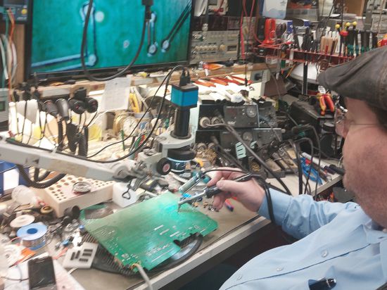 Einiges an Arbeit machten dem Ettlinger Elektrotechniker Thilo Florl, hier am Digitalmikroskop, die durchgebrannten Teile der Glockenspiel-Steuerungsanlage.
