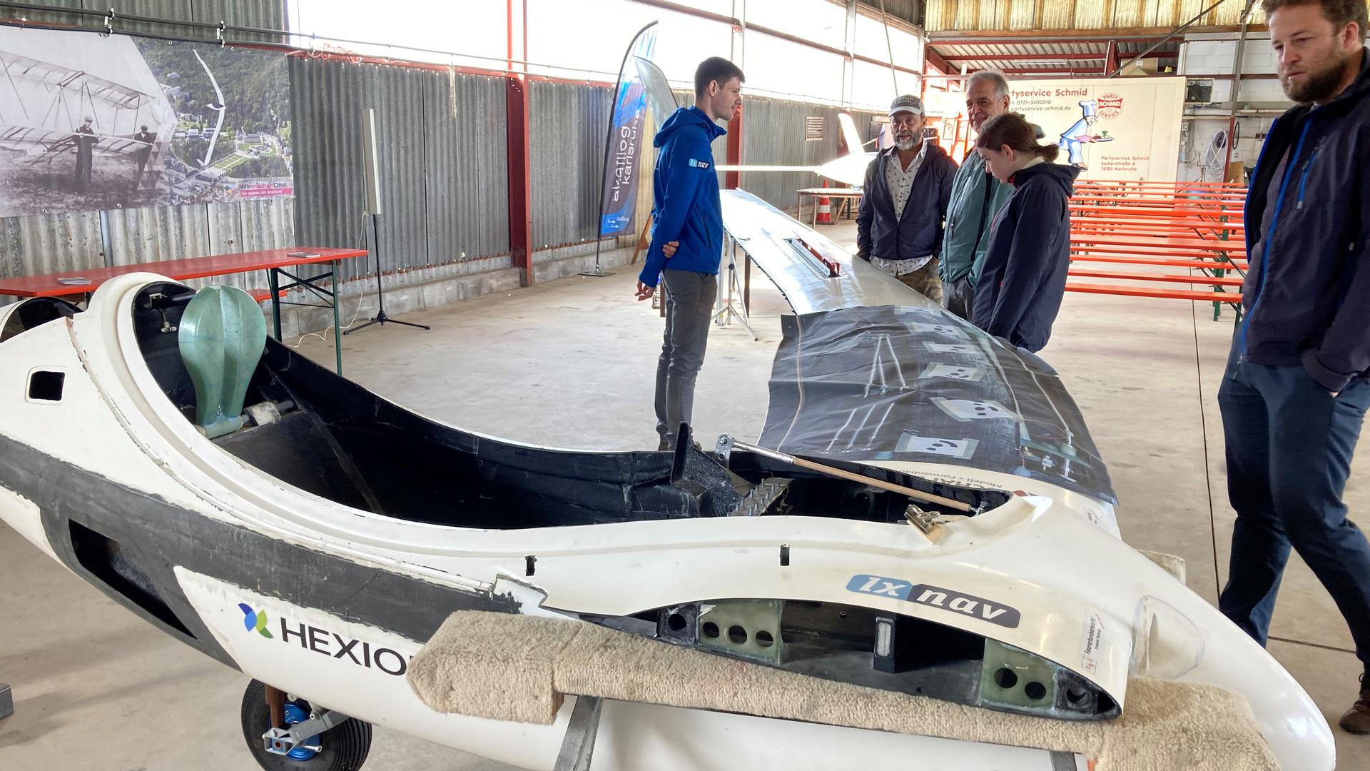 Forschung und Entwicklung: Studierende des Vereins Akaflieg am KIT stellen ihre Fortschritte beim Bau eines so genannten Nurflügel-Segelflugzeugs vor.