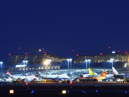 ARCHIV - Mehrere Passagierflugzeuge stehen am 21.03.2016 zur Blauen Stunde vor dem Flughafen in Stuttgart (Baden-Württemberg). Foto: Felix Kästle/dpa (zu dpa: «Bilanz Flughafen Stuttgart» vom 19.04.2016) +++ dpa-Bildfunk +++