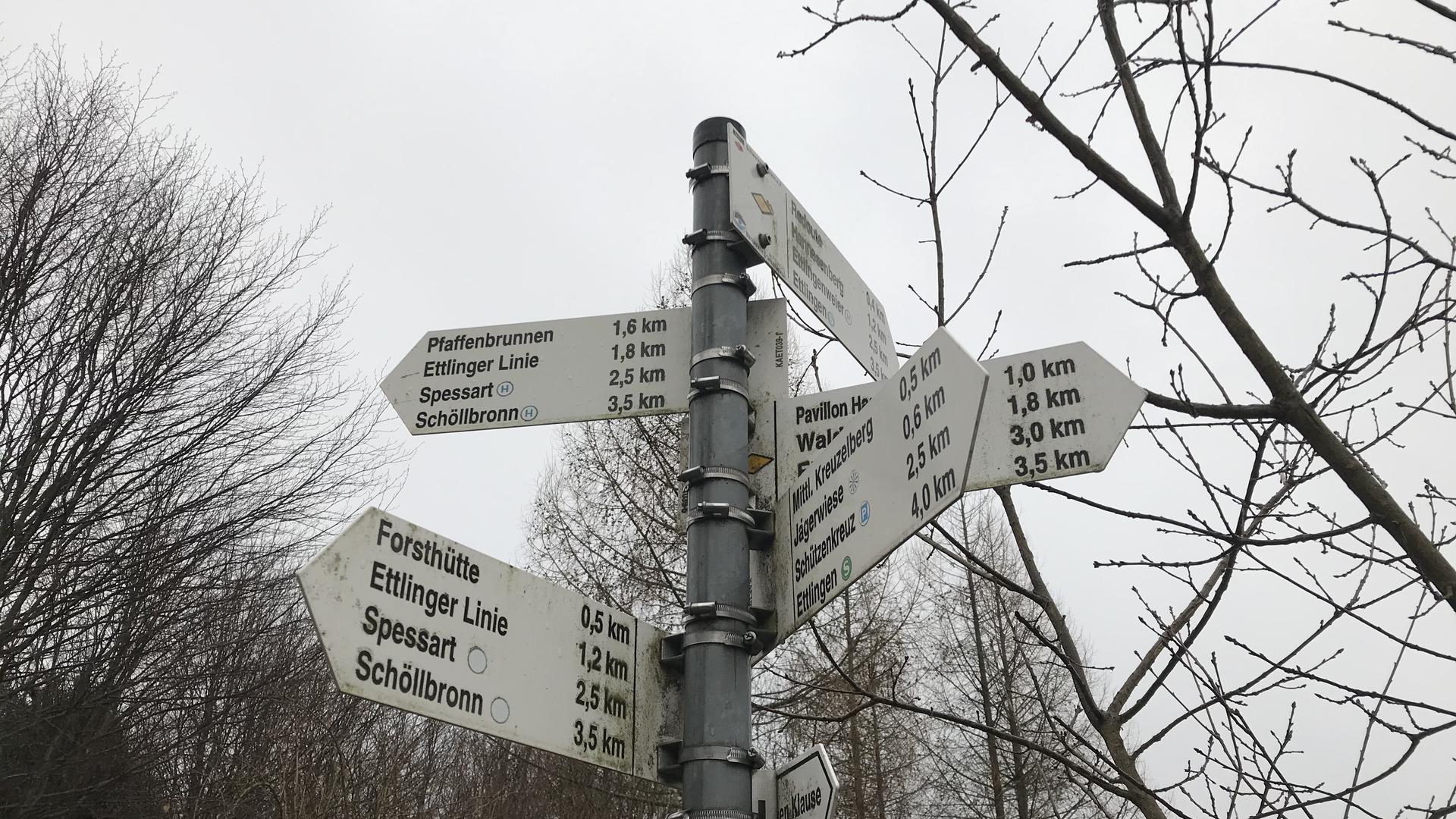 Nichts für Unentschlossene: In fünf verschiedene Richtungen weisen Schilder am „Frankfurter Kreuz“ auf dem Ettlinger Kreuzelberg.