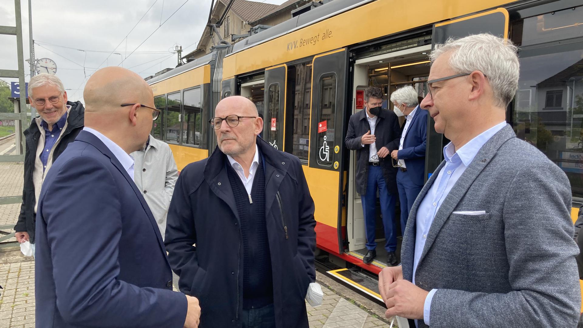 Ettlingens Oberbürgermeister Johannes Arnold (links) im Gespräch mit Verkehrsminister Winfried Hermann (Mitte) und Landrat Christoph Schnaudigel (rechts).