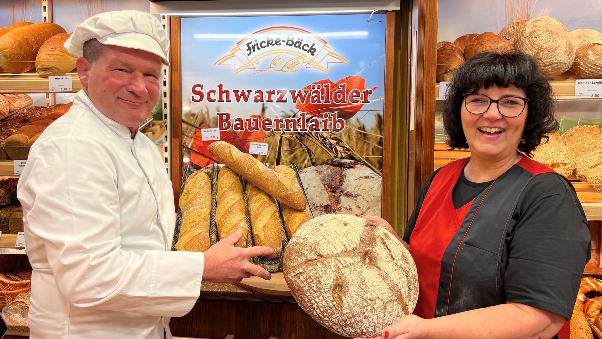 Bäcker Fricke und Frau mit Brot 