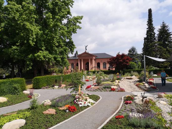 Großzügig und parkähnlich sind inzwischen Teile des Ettlinger Hauptfriedhofs. Wie hier im Bereich „Garten der Ruhe“.