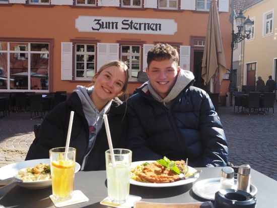 Freude über ein Mittagessen in der Sonne: Da sie geimpft sind, durften Hannah Schäfer und ihr Freund Lasse Klarhof schon länger wieder in die Gastronomie, doch dank des Frühlingswetters konnten sie am Wochenende auch draußen auf der Terrasse Speis und Trank genießen.