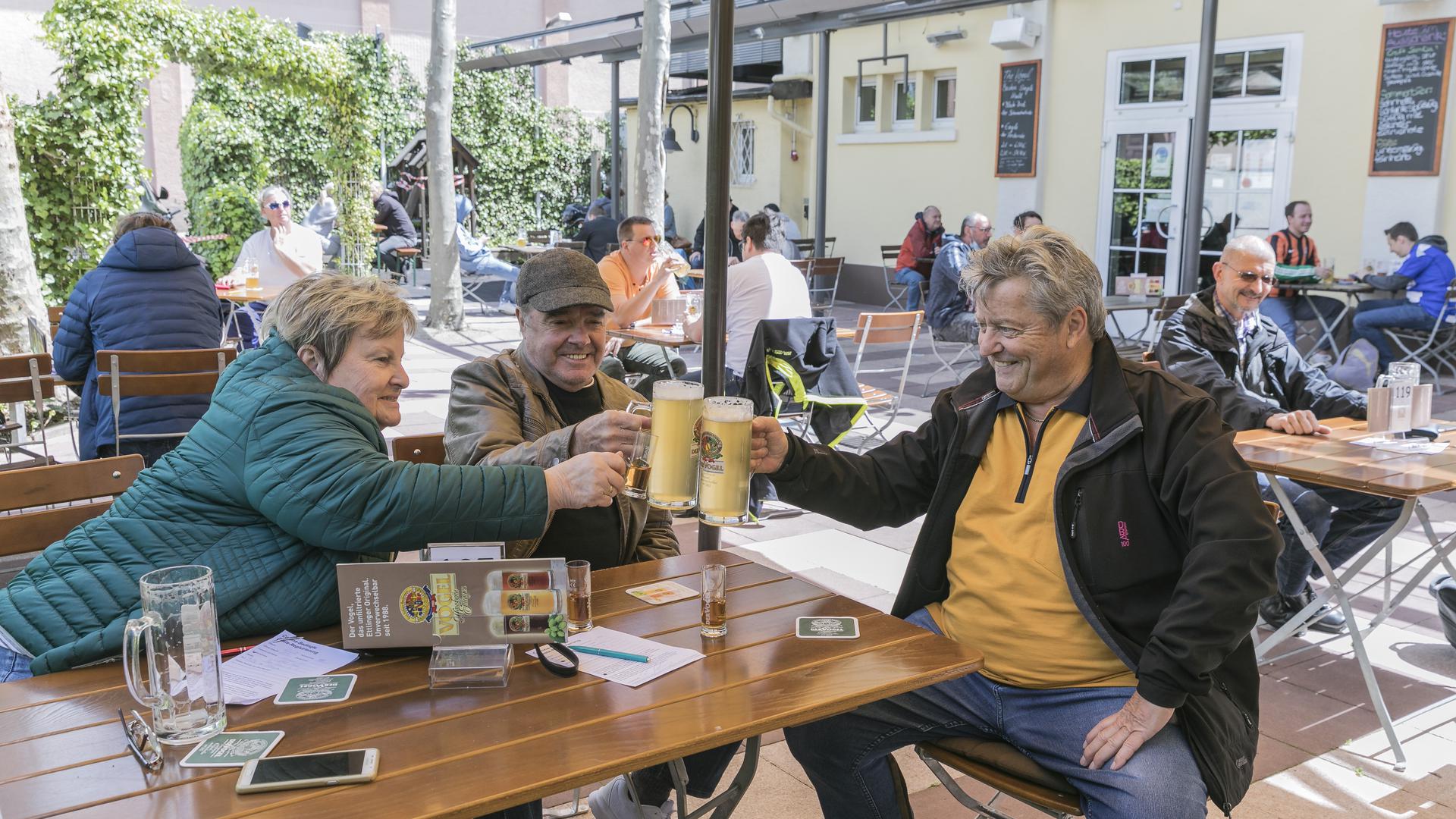 Auf ein Bier ins Vogelbräu: Karin- und Hermann Ott und Dieter Westermann (von links) dürfen seit fast sieben Monaten mal wieder anstoßen. 