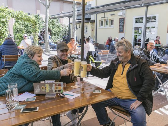 Auf ein Bier ins Vogelbräu: Karin- und Hermann Ott und Dieter Westermann (von links) dürfen seit fast sieben Monaten mal wieder anstoßen. 