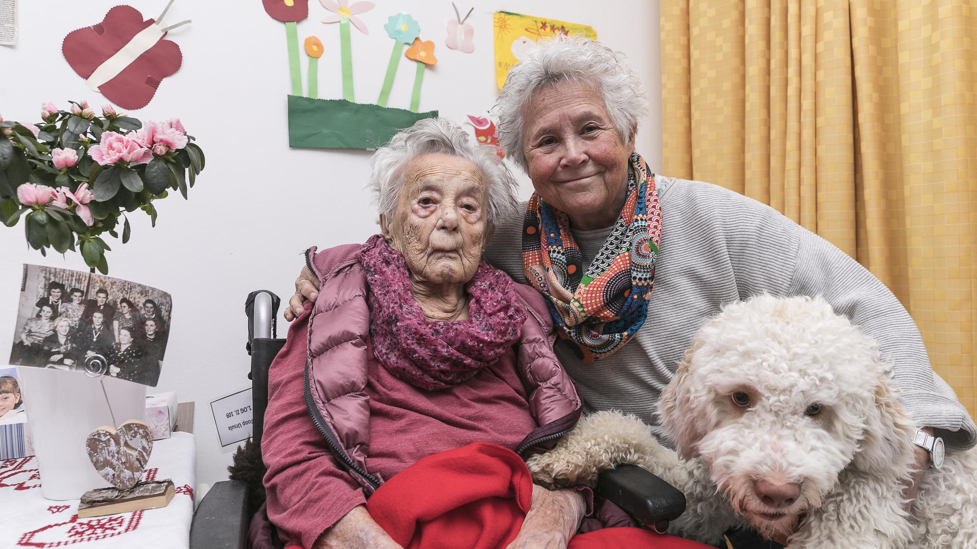 Langes Leben: Ursula Woop bekommt oft Besuch von ihrer Tochter Marianne und Hund Karlo – natürlich auch an ihrem 104. Geburtstag.