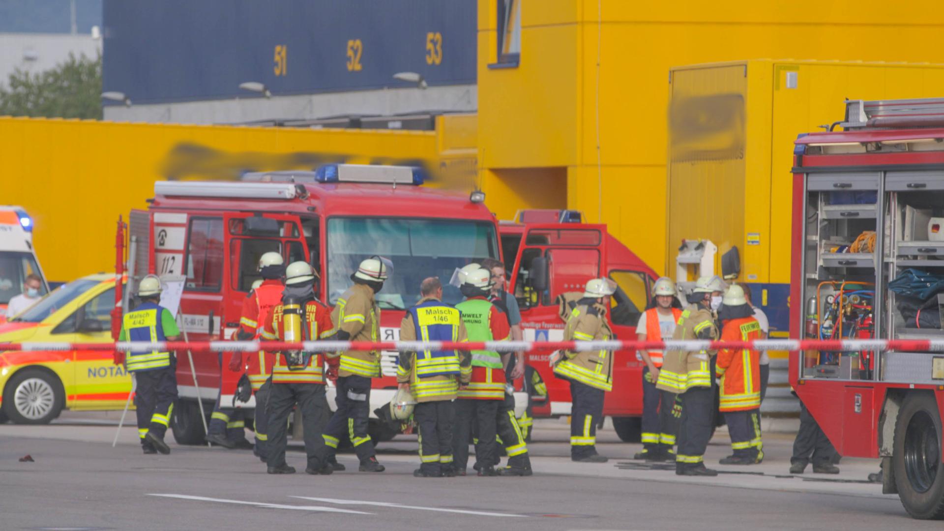 Mehrere Feuerwehrfahrzeuge stehen vor dem Gebäude eines Logistik-Dienstleisters. 