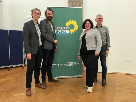 Zum Erinnerungsfoto mit Tobias Bacherle, Mitglied des Bundestages (zweiter von links), stehen Jannik Obreiter, Ingrid Thoma und Reinhard Schrieber bereit.
